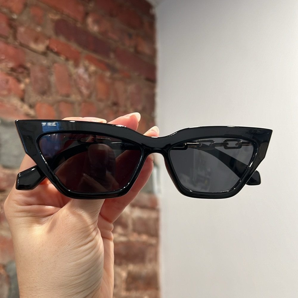 Cat eye sunglasses with gold